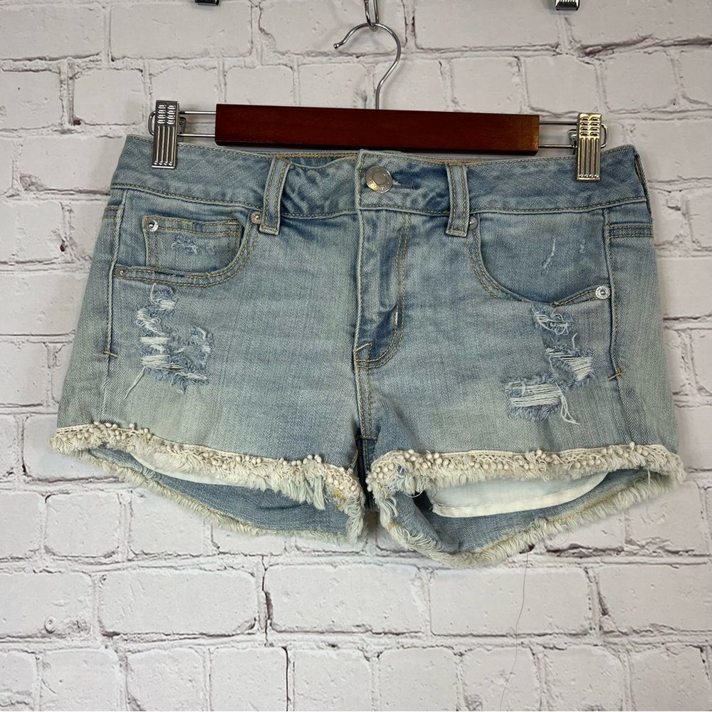 AEO Women’s Light Wash Distressed Shortie Jean Shorts size 4